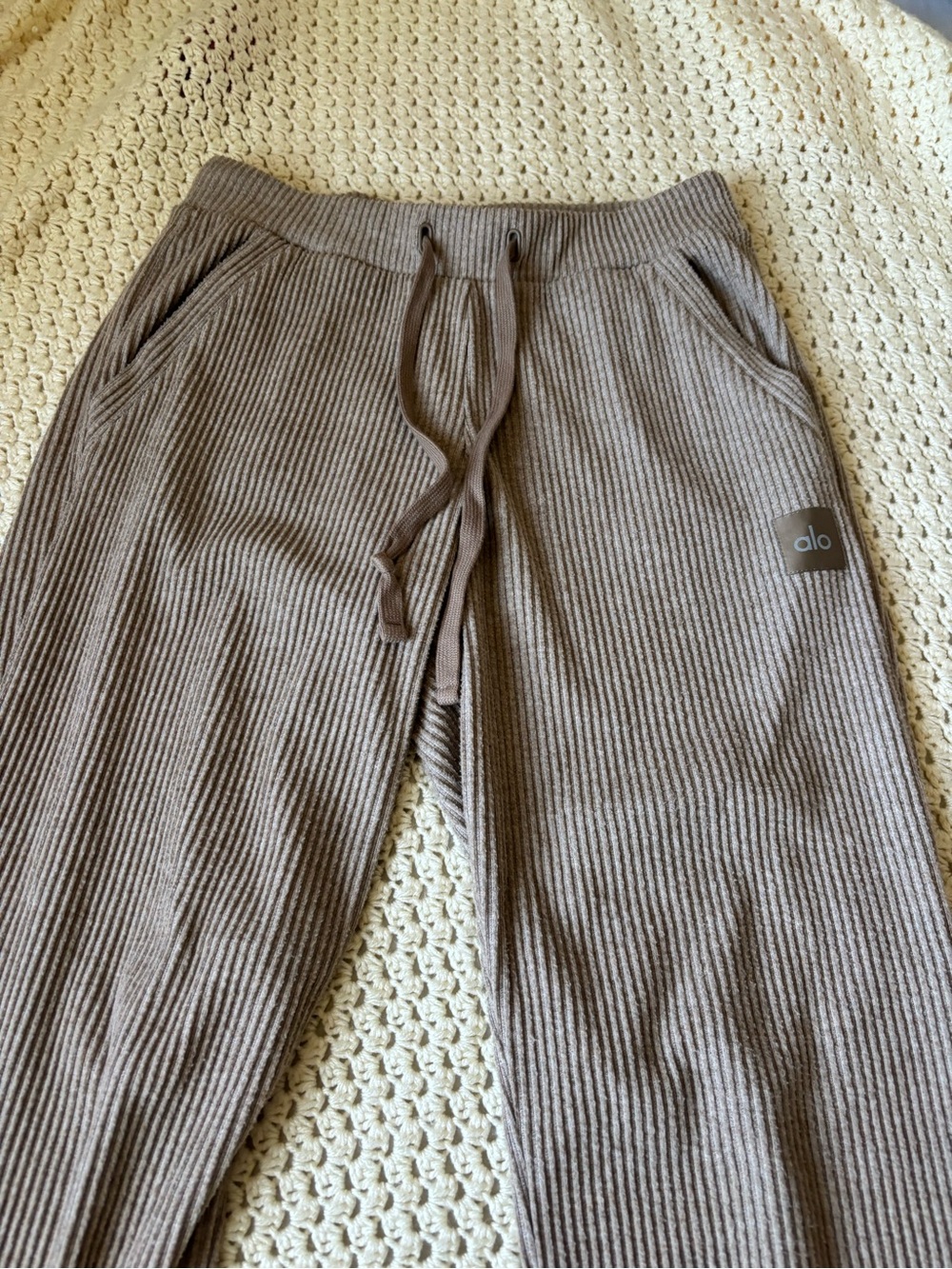 ALO Yoga Men's Ribbed Drawstring Joggers in Taupe